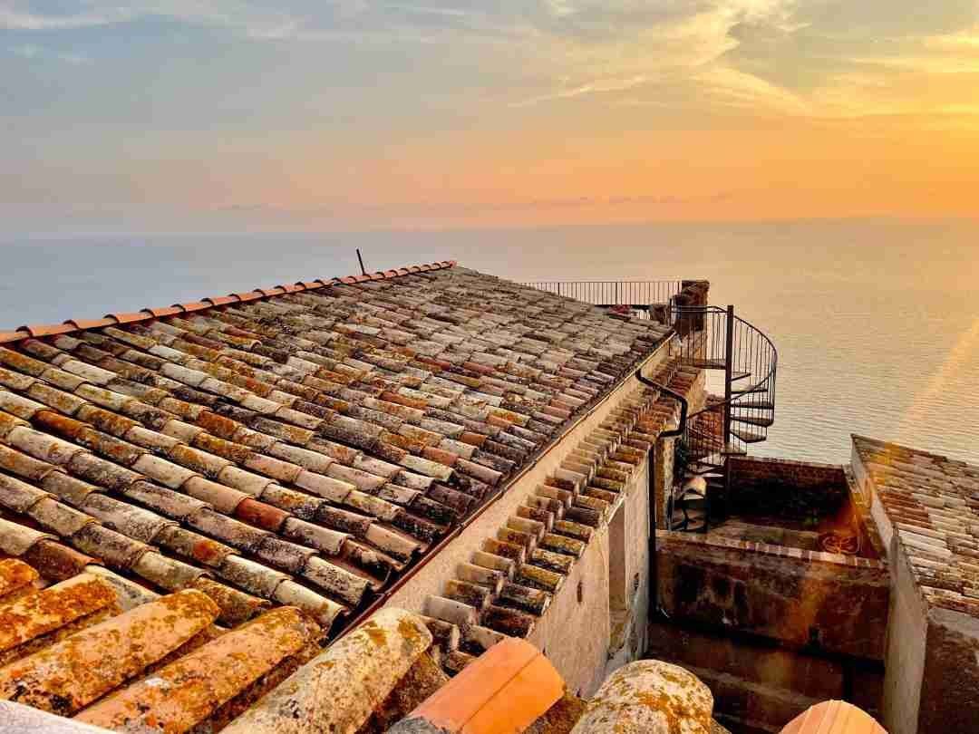 il mare visto dai tetti del Borgo di Fiumefreddo Bruzio (Cs)