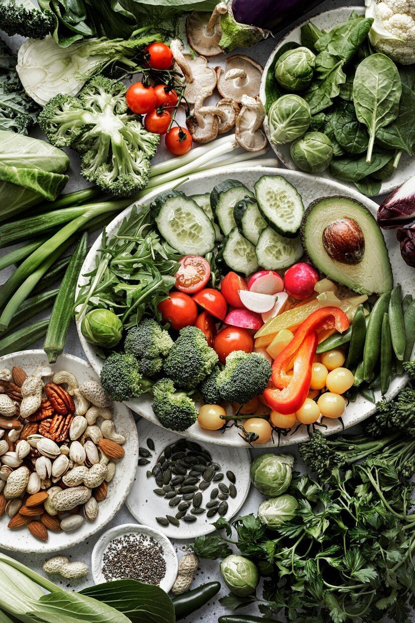 Piatto di verdure fresche per contrastare i tumori